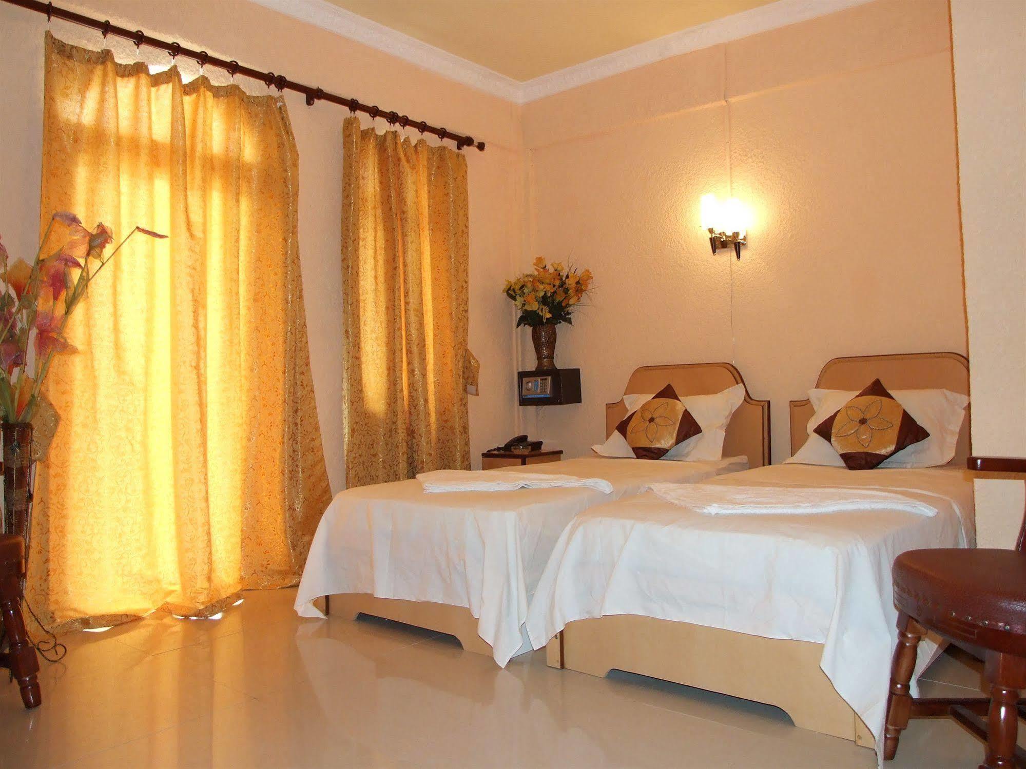 White Shell Lounge And Restaurant Hotel Flic en Flac ภายนอก รูปภาพ